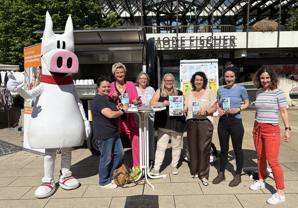 Bild vergr&ouml;&szlig;ern: Foto (Stadt Lennestadt): v.l.n.r. Claudia Hufnagel (Pflegeberatung Kreis Olpe), Kerstin Stahl (Agil Kirchhundem), Ute Sch�tte (GemeindeSchwester, Ev. Kirchengemeinde Attendorn-Lennestadt, Andrea Schiller (HANAH-Serviceb�ro der Stadt Lennestadt, Carmen Brinker (Kath. Erwachsenen- und Familienbildungsst�tte Olpe), Daria Schneider (Regionalb�ro Alter, Pflege und Demenz), Birgit Vouko (Caf� Plauderpl�tzchen/Caritasverband in S�dwestfalen) und Helena Tr�ster (Kreisportbund Olpe) im Kost�m des �Inneren Schweinehunds�