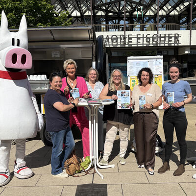 Foto (Stadt Lennestadt): v.l.n.r. Claudia Hufnagel (Pflegeberatung Kreis Olpe), Kerstin Stahl (Agil Kirchhundem), Ute Sch�tte (GemeindeSchwester, Ev. Kirchengemeinde Attendorn-Lennestadt, Andrea Schiller (HANAH-Serviceb�ro der Stadt Lennestadt, Carmen Brinker (Kath. Erwachsenen- und Familienbildungsst�tte Olpe), Daria Schneider (Regionalb�ro Alter, Pflege und Demenz), Birgit Vouko (Caf� Plauderpl�tzchen/Caritasverband in S�dwestfalen) und Helena Tr�ster (Kreisportbund Olpe) im Kost�m des �Inneren Schweinehunds�