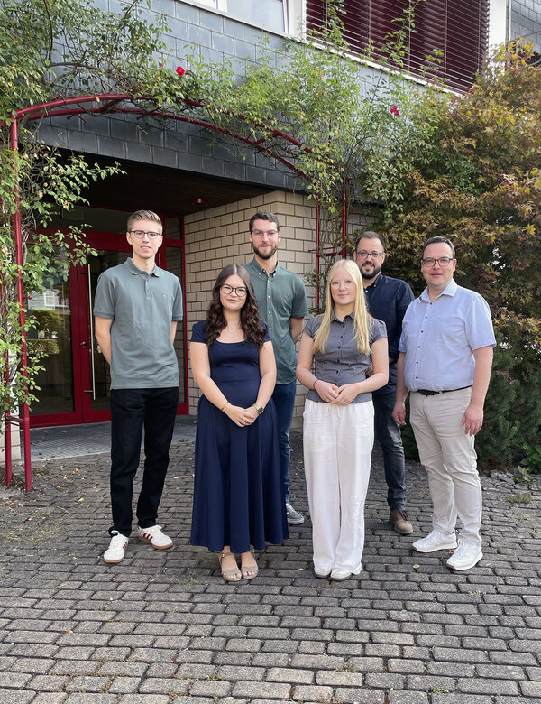 Bild vergr&ouml;&szlig;ern: Foto Stadt Lennestadt: Ausbildungsstart in Lennestadt, v.l.n.r. Henrik Duwe, Alina Willer, Manuel Schulte (Stellvertretende Jugend- und Auszubildendenvertretung), Lina Schauerte, Fabian Brinkers (Bereich Personal) und der Beigeordnete Karsten Sch�rheck.