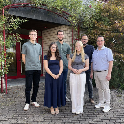 Foto Stadt Lennestadt: Ausbildungsstart in Lennestadt, v.l.n.r. Henrik Duwe, Alina Willer, Manuel Schulte (Stellvertretende Jugend- und Auszubildendenvertretung), Lina Schauerte, Fabian Brinkers (Bereich Personal) und der Beigeordnete Karsten Sch�rheck.