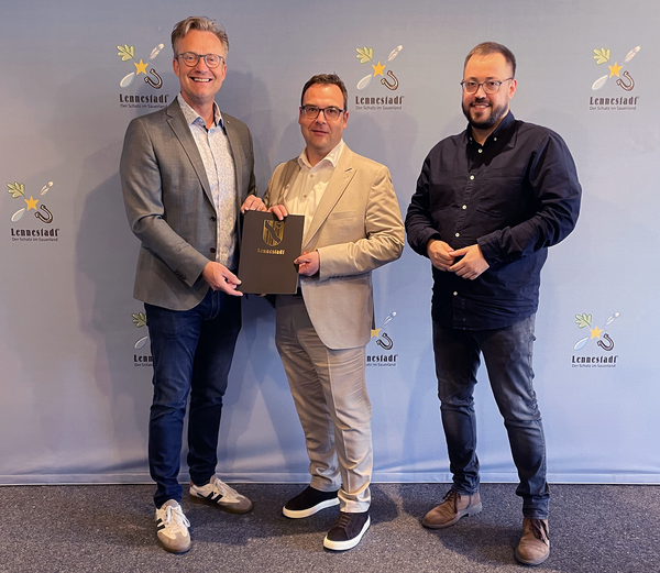 Bild vergr&ouml;&szlig;ern: Foto: Stadt Lennestadt. B�rgermeister Tobias Puspas (l.) und  Bereichsleiter Personal Fabian Brinkers (r.) gratulieren dem Beigeordneten Karsten Sch�rheck (m.) zu seinem 25j�hrigen Jubil�um