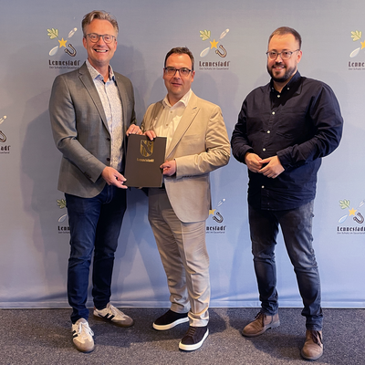 Foto: Stadt Lennestadt. B�rgermeister Tobias Puspas (l.) und  Bereichsleiter Personal Fabian Brinkers (r.) gratulieren dem Beigeordneten Karsten Sch�rheck (m.) zu seinem 25j�hrigen Jubil�um