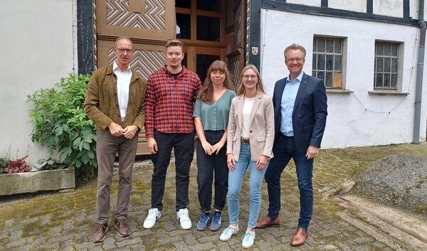 Bild vergr&ouml;&szlig;ern: Machten sich ein Bild vor Ort. Wohnen in einem Denkmal - auch dank guter F�rderm�glichkeiten
v.l.n.r. Jochen Ritter (MdL), Christian u. Lisa Grineisen (Hauseigent�mer), Andrea Arens (Stadt Lennestadt, Untere Denkmalbeh�rde) und Lennestadts B�rgermeister Tobias Puspas