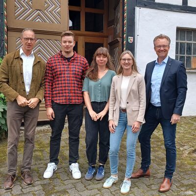 Machten sich ein Bild vor Ort. Wohnen in einem Denkmal - auch dank guter F�rderm�glichkeiten
v.l.n.r. Jochen Ritter (MdL), Christian u. Lisa Grineisen (Hauseigent�mer), Andrea Arens (Stadt Lennestadt, Untere Denkmalbeh�rde) und Lennestadts B�rgermeister Tobias Puspas
