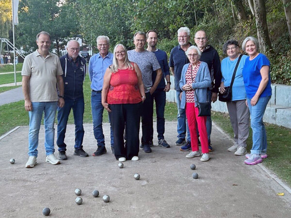Bild vergr&ouml;&szlig;ern: Aus der Reihe "Gemeinsam statt einsam": Boule-Spielen im Veischede-Park Grevenbr�ck.