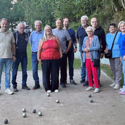 Aus der Reihe "Gemeinsam statt einsam": Boule-Spielen im Veischede-Park Grevenbr�ck.