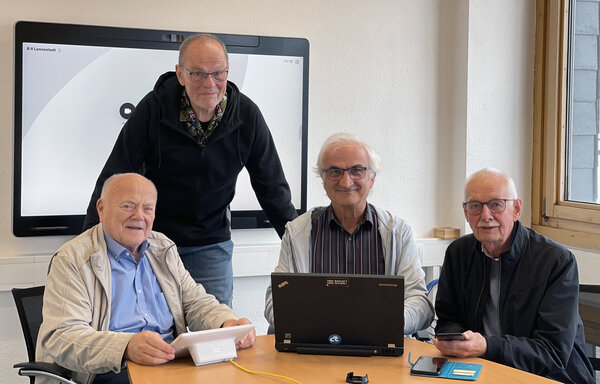 Bild vergr&ouml;&szlig;ern: Foto: Stadt Lennestadt. Das digitale EiL-Team Josef Tigges, Hartmut Schweinsberg, Vittoria Fasulo und Gernot Wulf (es fehlen G�nter Hufnagel und Hubertus Schultze auf dem Foto) helfen bei Fragen rund um Smartphones, Tablets und Computer.
