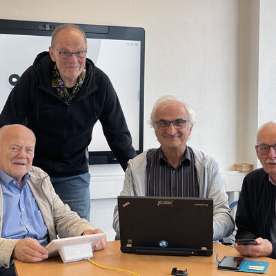 Foto: Stadt Lennestadt. Das digitale EiL-Team Josef Tigges, Hartmut Schweinsberg, Vittoria Fasulo und Gernot Wulf (es fehlen G�nter Hufnagel und Hubertus Schultze auf dem Foto) helfen bei Fragen rund um Smartphones, Tablets und Computer.