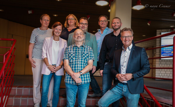 Bild vergr&ouml;&szlig;ern: Foto � Stadt Lennestadt, Maya Cramer: Die Dienstjubilare und Gratulanten, v.l.n.r. Anne Berens, Kathrin K�ster-Jarosz, Tanja Schauerte, Peter Seidenst�cker, Beigeordneter Karsten Sch�rheck, Stefan Crummenerl, Thomas Meier, B�rgermeister Tobias Puspas
