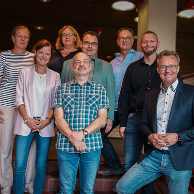 Foto � Stadt Lennestadt, Maya Cramer: Die Dienstjubilare und Gratulanten, v.l.n.r. Anne Berens, Kathrin K�ster-Jarosz, Tanja Schauerte, Peter Seidenst�cker, Beigeordneter Karsten Sch�rheck, Stefan Crummenerl, Thomas Meier, B�rgermeister Tobias Puspas