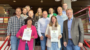 Bild vergr&ouml;&szlig;ern: Vertreter der Dorfgemeinschaften mit B�rgermeister Tobias Puspas und einem Teil der Bewertungskommission bei der Ergebnisbekanntgabe