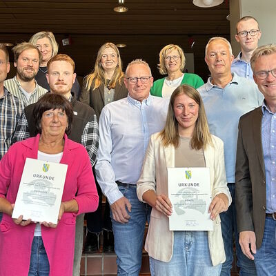 Vertreter der Dorfgemeinschaften mit B�rgermeister Tobias Puspas und einem Teil der Bewertungskommission bei der Ergebnisbekanntgabe                                                                                                                                                        