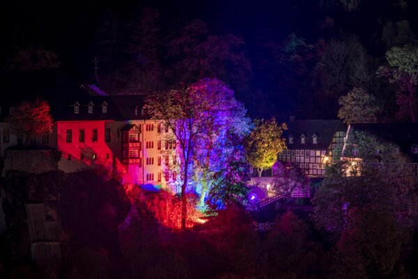 Bild vergr&ouml;&szlig;ern: Lennestadt_leuchtet Burg Lennestadt_leuchtet Burg Bilstein_�Stadtmarketing Lennestadt e.V._Foto: Nils Dinkel�Stadtmarketing Lennestadt e.V.