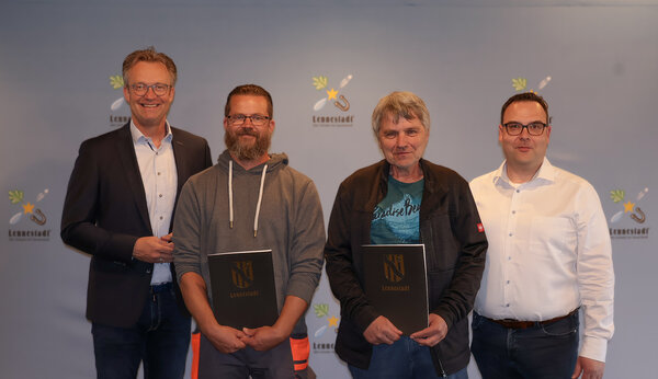 Bild vergr&ouml;&szlig;ern: Foto: Maya Cramer, Stadt Lennestadt. B�rgermeister Tobias Puspas, Bj�rn B�schgens, Thomas Mester und Beigeordneter Karsten Sch�rheck.