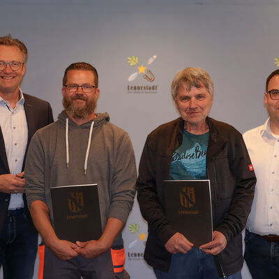Foto: Maya Cramer, Stadt Lennestadt. B�rgermeister Tobias Puspas, Bj�rn B�schgens, Thomas Mester und Beigeordneter Karsten Sch�rheck.