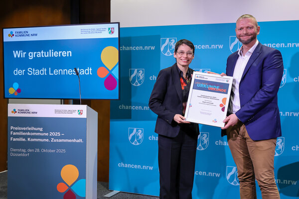 Bild vergr&ouml;&szlig;ern: 20251028_MKJFGFI_PREISVERLEIHUNG_FAMILIENKOMMUNE_2025_D�SSELDORF