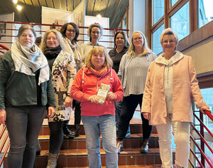 Bild vergr&ouml;&szlig;ern: Foto, Stadt Lennestadt: Tanja Hilden (Caritas S�dwestfalen), Kristina Tigges (Caritas S�dwestfalen), Carmen Brinker (Kath. Erwachsenen- und Familienbildungsst�tte Olpe), Daria Schneider (Regionalb�ro Alter, Pflege und Demenz), Petra B�hm (Ich-St�rkung), Claudia Hufnagel (Pflege-beratung Kreis Olpe), Andrea Schiller (HANAH-Serviceb�ro der Stadt Lennestadt), Kerstin Stahl (Agil Kirchhundem)