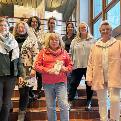 Foto, Stadt Lennestadt: Tanja Hilden (Caritas S�dwestfalen), Kristina Tigges (Caritas S�dwestfalen), Carmen Brinker (Kath. Erwachsenen- und Familienbildungsst�tte Olpe), Daria Schneider (Regionalb�ro Alter, Pflege und Demenz), Petra B�hm (Ich-St�rkung), Claudia Hufnagel (Pflege-beratung Kreis Olpe), Andrea Schiller (HANAH-Serviceb�ro der Stadt Lennestadt), Kerstin Stahl (Agil Kirchhundem)