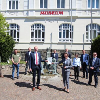 Bild vergr&ouml;&szlig;ern: �bergabe Heimat-Zeugnis Mai 2020