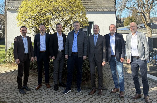 Bild vergr&ouml;&szlig;ern: Die B�rgermeister der St�dte und Gemeinden im Kreis Olpe beim Treffen mit Landrat Theo Melcher: v.l.: Bj�rn Jarosz, Kirchhundem; Christian Pospischil, Attendorn; Bernd Clemens, Wenden; Tobias Schulte, Olpe; Landrat Theo Melcher; Achim Henkel, Finnentrop; Ulrich Berghof, Drolshagen. Es fehlt Tobias Puspas, Lennestadt.  
Foto: Stadt Drolshagen