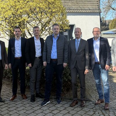 Die B�rgermeister der St�dte und Gemeinden im Kreis Olpe beim Treffen mit Landrat Theo Melcher: v.l.: Bj�rn Jarosz, Kirchhundem; Christian Pospischil, Attendorn; Bernd Clemens, Wenden; Tobias Schulte, Olpe; Landrat Theo Melcher; Achim Henkel, Finnentrop; Ulrich Berghof, Drolshagen. Es fehlt Tobias Puspas, Lennestadt.  
Foto: Stadt Drolshagen 
