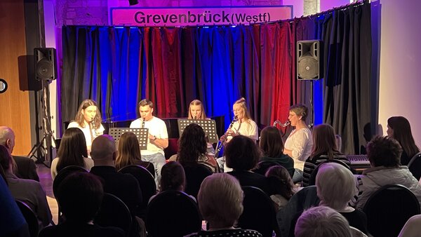 Bild vergr&ouml;&szlig;ern: Foto: � Gymnasium der Stadt Lennestadt
Sch�lerinnen und Sch�ler des GymSL freuen sich auf ihr Konzert im KulturBahnhof