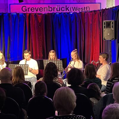 Foto: � Gymnasium der Stadt Lennestadt
Sch�lerinnen und Sch�ler des GymSL freuen sich auf ihr Konzert im KulturBahnhof

