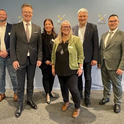 Foto � Stadt Lennestadt, v.l.n.r. Thomas Meier (Fachbereichsleiter), B�rgermeister Tobias Puspas, Carola Heer (Gleichstellungsbeauftragte), Andrea Schiller (HANAH-Serviceb�ro), Staatssekret�r Lorenz Bahr, Beigeordneter Karsten Sch�rheck