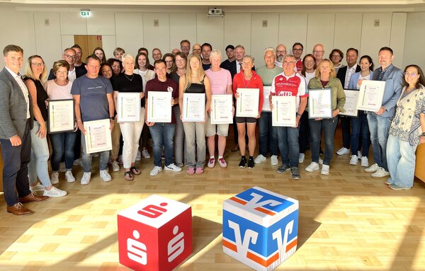 Bild vergr&ouml;&szlig;ern: Ehre, wem Ehre geb�hrt: Auch im vergangenen Jahr wurden die erfolgreichsten Teams im Rahmen einer Siegerehrung im Kreishaus in Olpe ausgezeichnet. Foto: Kreis Olpe