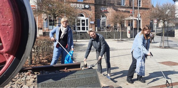 Bild vergr&ouml;&szlig;ern: Foto � Stadtmarketing Lennestadt: v.l.n.r. Simone Dr�ge, Vanessa Rinke und Louisa Funke (alle Stadtmarketing Lennestadt) laden zum Tag der Sauberkeit ein.