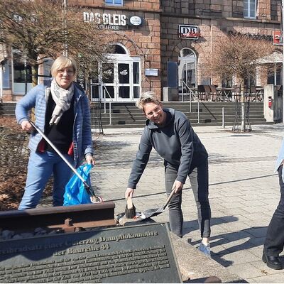 Foto � Stadtmarketing Lennestadt: v.l.n.r. Simone Dr�ge, Vanessa Rinke und Louisa Funke (alle Stadtmarketing Lennestadt) laden zum Tag der Sauberkeit ein.