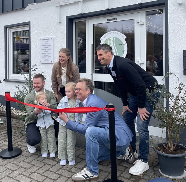 Bild vergr&ouml;&szlig;ern: Rotes Band v.l.n.r. Joscha Bartels, Lisa Ohm, Tobias Puspas, Andreas Voss (sowie die Kinder von Joscha Bartels)