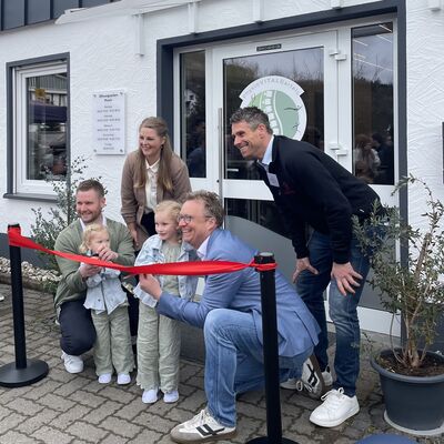 Rotes Band v.l.n.r. Joscha Bartels, Lisa Ohm, Tobias Puspas, Andreas Voss (sowie die Kinder von Joscha Bartels)