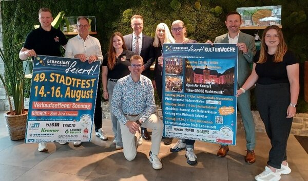 Bild vergr&ouml;&szlig;ern: Foto � Stadt Lennestadt
Die Verantwortlichen von �Lennestadt feiert� - dem Zusammenschluss von Stadtfest und Kulturwoche, v.l.n.r.: Tobias Brill (KCG, Festwirtschaft), Steffen Baumhoff (Stadtmarketing-Vorsitzender), Angelika Schwindt (KCG, Festwirtschaft), Martin Steinberg (Orga-Team, Stadtverwaltung, knieend), Tobias Puspas (B�rgermeister Stadt Lennestadt), Barbara Rickert (Spiritueller Sommer), Christa Maria J�rgens (Leitung Musikschule Lennestadt-Kirchhundem), Bj�rn Jarosz (B�rgermeister Gemeinde Kirchhundem), Louisa Funke (Stadtmarketing Lennestadt)