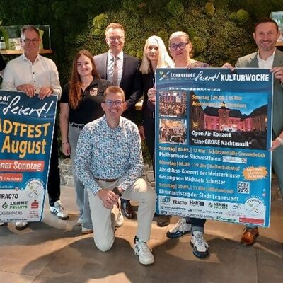 Foto � Stadt Lennestadt
Die Verantwortlichen von �Lennestadt feiert� - dem Zusammenschluss von Stadtfest und Kulturwoche, v.l.n.r.: Tobias Brill (KCG, Festwirtschaft), Steffen Baumhoff (Stadtmarketing-Vorsitzender), Angelika Schwindt (KCG, Festwirtschaft), Martin Steinberg (Orga-Team, Stadtverwaltung, knieend), Tobias Puspas (B�rgermeister Stadt Lennestadt), Barbara Rickert (Spiritueller Sommer), Christa Maria J�rgens (Leitung Musikschule Lennestadt-Kirchhundem), Bj�rn Jarosz (B�rgermeister Gemeinde Kirchhundem), Louisa Funke (Stadtmarketing Lennestadt)
