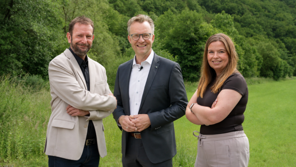 Bild vergr&ouml;&szlig;ern: Foto � Felix Griese, v.l.n.r. Ingo Wirth, B�rgermeister Tobias Puspas, Louisa Funke