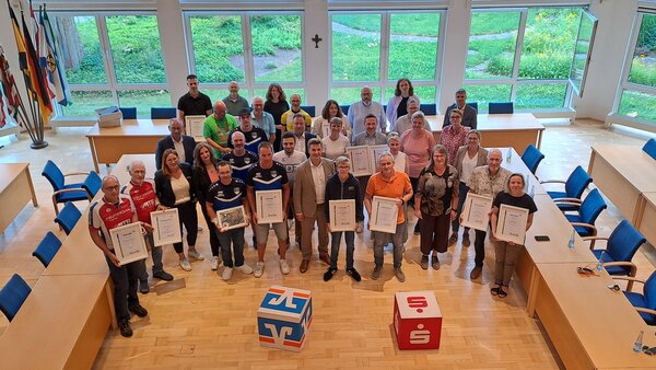 Gute Laune herrschte zum Abschluss der diesj�hrigen Aktion STADTRADELN. Im Olper Kreishaus gratulierten Kreisdirektor Philipp Scharfenbaum, die Vertreterinnen und Vertreter der Sparkassen und Volksbanken im Kreis Olpe, der jeweiligen St�dte und Gemeinden sowie der beg�nstigten Vereine den erfolgreichen Siegerteams aus den sieben Kommunen sowie dem besten Schulteam. Foto: Kreis Olpe